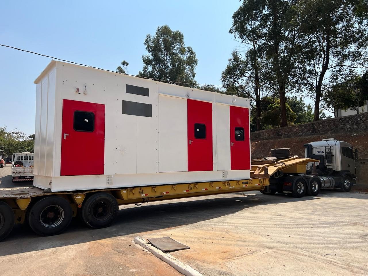 Eletrocentro Connect Modular sendo transportado em carreta